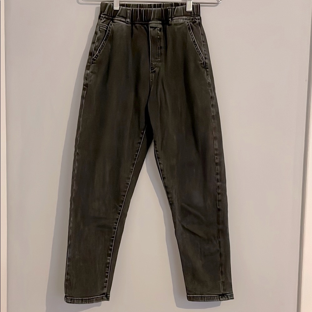 Zara kids 11-12 black jeans Elastic waist. Has stretch in them Excellent